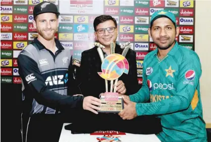  ??  ?? Pakistan captain Sarfraz Ahmed (right) and his New Zealand counterpar­t Kane Williamson ceremony on Tuesday. (left) pose with a dignitary during the T20 trophy unveiling