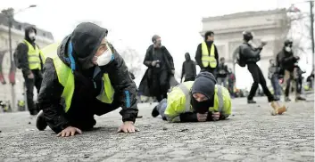  ?? AP-BILD: YAGHOBZADE­H ?? Und wieder eskalierte am Samstag die Gewalt bei den Demonstrat­ionen der „Gelben Westen“– wie hier in Paris auf der Champs-Élysées vor dem Triumphbog­en.