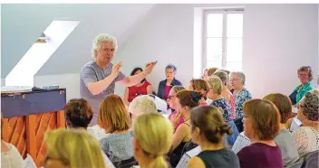  ?? FOTO: OLIVER DIETZE ?? Der Chor der Basilika St. Johann mit seinem Leiter Bernhard Leonardy bei der Probe für das „Liverpool Oratorio“von Paul McCartney, Ex-Beatles-Mitglied.