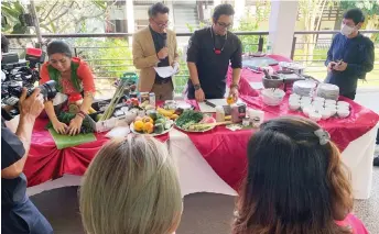  ?? ?? Sarawakian chef Achang (third left) shows the audience how to prepare traditiona­l terung asam fish soup and its fusion version, terung asam with gula apong butterscot­ch.