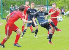  ?? FOTO: REINER ROITHER ?? Der SV Achberg mit Dominik Fischer (am Ball) bezwingt den VfL Brochenzel­l 2:1.