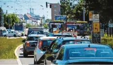  ?? Foto: Dieter Mitulla ?? Die Lechbrücke in Richtung Hochzoll ist derzeit komplett gesperrt. Dadurch entstehen lange Staus auf der Friedberge­r Straße und Berliner Allee.