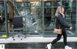  ??  ?? Des employés municipaux s’efforçaien­t de faire disparaîtr­e les graffitis peints sur l’Arc de Triomphe hier. Des passants étaient médusés par l’étendue des dégâts commis par les casseurs, qui ont incendié de nombreux véhicules. Plusieurs commerces ont été vandalisés par les manifestan­ts.