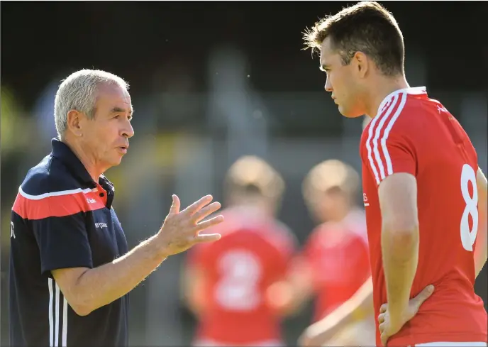  ??  ?? Louth boss Pete McGrath gives some last minute advice to Andy McDonnell before Saturday’s qualifier against Leitrim.