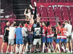  ?? FOTO: EFE ?? Euforia
Los jugadores del Granada mantean a su entrenador tras su clasificac­ión europea