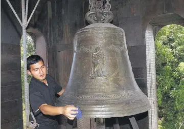 ??  ?? El actual campanario de la iglesia La Merced es administra­do por los oblatos de San José Varelo. El seminarist­a Juan Daniel Flores es el encargado de la sacristía y el campanario.