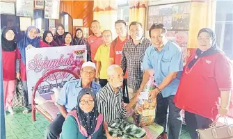  ??  ?? TIDAK DILUPAKAN: Dr Abdul Rahman (dua kanan), Dahlan (lapan kiri), Sufian, Hasbi, Nonni (kanan) serta Simatzaman (duduk, kiri) menyerahka­n bantuan kepada warga emas Ladis Osman, 93, di Limpaku Pinang semalam.