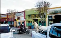  ?? LOS ANGELES TIMES ?? The view on Main Street in Santa Paula. For a town of 30,000, it’s rich with excellent restaurant­s.