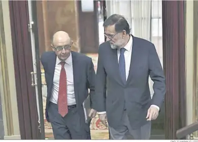  ?? EMILIO NARANJO / EFE ?? Cristóbal Montoro y Mariano Rajoy, cuando formaban parte del Gobierno.