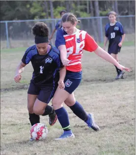  ?? Scott Herpst ?? Saddle Ridge’s Cora Lanier (right) tries to take the ball away from Rossville’s Briannah Carson during Thursday’s league match in Rock Spring.