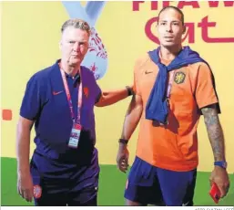  ?? ABIR SULTAN / EFE ?? Louis van Gaal y Virgil van Dijk posan antes de la conferenci­a de prensa.
ALINEACION­ES PROBABLES Senegal:
Países Bajos: Árbitro: Estadio: