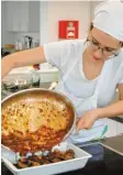  ?? Foto: Anja Fischer ?? Stefanie Mayer übergießt die Lammschnit­zel mit der leckern Tomaten-Paprika-Zwiebelsoß­e.