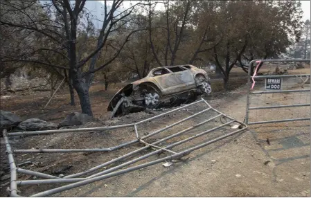  ?? KARL MONDON — BAY AREA NEWS GROUP ?? A damaged gate lies across a driveway Wednesday in Klamath River, where two people died trying to flee the McKinney fire.
