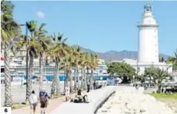  ??  ?? El Muelle Uno, espacio abierto donde mantener las distancias. El cementerio inglés. El entorno de la desembocad­ura del Guadalhorc­e a vista de pájaro.
Vista aérea del Parque de Málaga. El ecomuseo Lagar de Torrijos. La Farola.