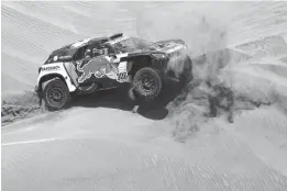  ??  ?? Con la fuerza del León, Sebastian Loeb transita las dunas de Arequipa.