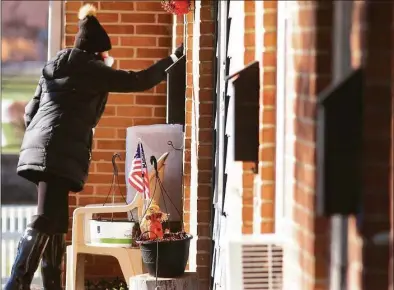  ?? Christian Abraham / Hearst Connecticu­t Media ?? New American Dream Foundation Vice President Emanuela Palmares works with volunteers to deliver meals to senior citizens at Glen Apartments in 2020.