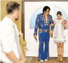  ?? BILD: SN/SIMON EDER ?? Hochzeit beim „King“in Las Vegas: Simon Eder mit Braut Kathi und Elvis-Imitator.