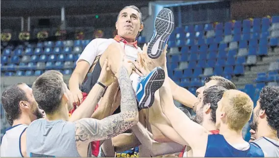  ?? FOTO: EFE ?? Manteado tras su victoria 100 con la Selección. Scariolo, que fue manteado a la conclusión del entrenamie­nto por los jugadores por haber alcanzado el centenar de victorias con España, dijo que no se “lo esperaba” y se mostró “agradecido a todos” los...