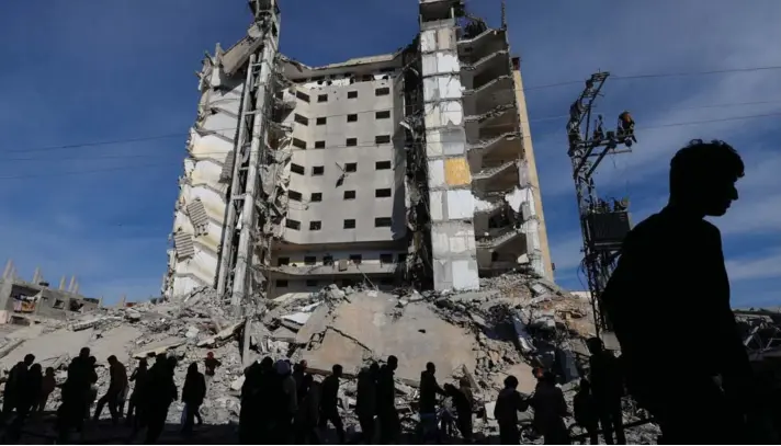  ?? ?? ► Palestinos se reúnen cerca de un edificio dañado en un ataque aéreo israelí, en Rafah, en el sur de la Franja de Gaza, el 9 de marzo de 2024.