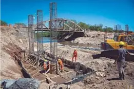  ?? GOBIERNO DE CÓRDOBA ?? PUENTE. La construcci­ón entre La Para y Toro Pujio, una obra fundamenta­l.