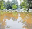  ?? FOTOS: TANJA BOSCH ?? Der Parkplatz vor dem Jordanbad Biberach ist am Mittwoch noch überschwem­mt.