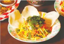  ??  ?? Papaya Mango Salad is among Paper Lantern’s ‘bowl’ offerings.