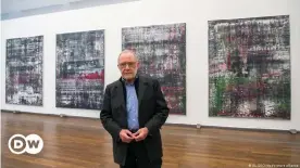  ??  ?? Gerhard Richter stands in front of his Birkenau series paintings in a museum