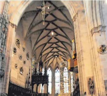  ?? FOTO: BRÜCKEN ?? Der Putz bröckelt von der Decke des Ulmer Münsters. Chor und Besserkape­lle sind wegen Bauarbeite­n gesperrt
