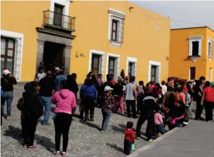  ??  ?? Con una manifestac­ión en Casa Aguayo, los habitantes de la colonia 20 de Noviembre exigen al Estado intervenir en el caso de abuso.