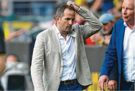  ?? Foto: Witters ?? Das hältst du im Kopf nicht aus: FCA-Trainer Manuel Baum (rechts Manager Stefan Reuter) erlebte in Dortmund ein Spiel an der Seitenlini­e, das er so schnell nicht vergessen wird. Mittlerwei­le hat er das aber wieder verdaut.