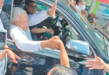  ??  ?? A pesar de que en reiteradas ocasiones el presidente Andrés Manuel López Obrador ha insistido en seguir las medidas sanitarias contra el Covid-19, ayer en Valle Nacional, Oaxaca, saludó de mano y se tomó selfies con algunos habitantes.