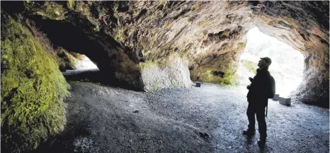  ?? FOTO: ROLAND RASEMANN ?? Jede Menge zum Staunen gibt es in der Vogelherdh­öhle im Lonetal.