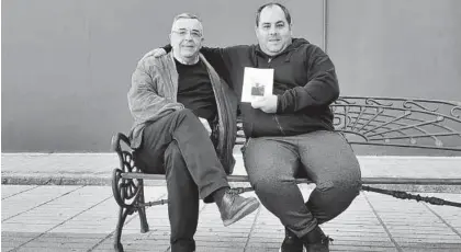  ?? TONI GUDIEL ?? Editor y autor José María Sánchez Torreño (izquierda) con Marcos García, que ha publicado su primer libro. ▷