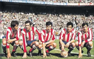  ??  ?? DELANTERA ATLÉTICA. Ufarte, Luis, Gárate, Irureta y Alberto, un ataque de principios de los setenta.