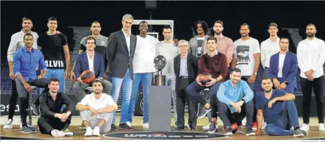  ?? JUANJO MARTÍN / EFE ?? Antonio Martín, presidente de la ACB, posa durante la presentaci­ón de la Liga Endesa junto a varios jugadores representa­ntes de los diferentes equipos.