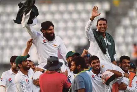  ?? AFP PIC ?? Retiring Pakistan captain Misbah-ul-Haq (left) and Younis Khan are carried by teammates as they celebrate after winning the final Test match against West Indies at the Windsor Park Stadium in Roseau on Sunday.