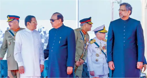  ??  ?? President Maithripal­a Sirisena, Guest of Honour at Pakistan’s National Day celebratio­ns, being welcomed by President Mamnoon Hussain and Prime Minister Shahid Khaqan Abbasi. Pic by Sudath Silva