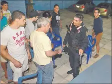  ??  ?? El suboficial Arnaldo Andrés Báez (uniformado) dialogando con dirigentes liberales, en la madrugada del 1 de abril.