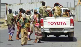  ?? - AFP ?? REGROUPING: Yemeni pro-government forces gather on the eastern outskirts of Hodeida as they continue to battle for the control of the city from Houthi rebels.