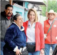  ?? ?? ▮ Ciudadanos se mostraron muy contentos al recibir a Paty.