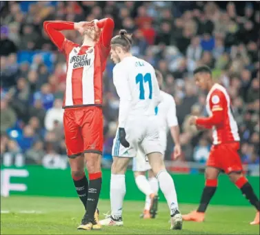  ??  ?? DERROTA. Stuani se lamenta en una acción de un encuentro ante el Real Madrid en el Bernabéu.