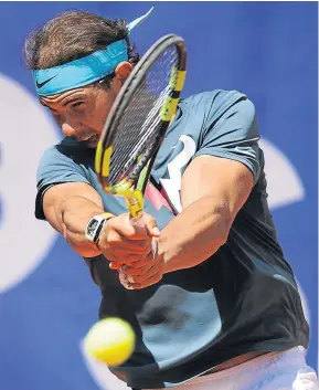  ??  ?? Nadal, durante el entrenamie­nto de ayer en las pistas del RCTB-1899
JORDI RAMOS