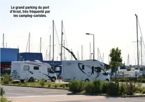  ??  ?? Le grand parking du port d’Arzal, très fréquenté par les camping-caristes.