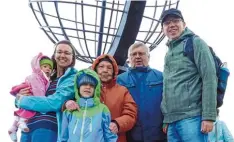  ?? Foto: Familie Losleben ?? Am Nordkap entschied sich die Familie Losleben, dass die kleine Annika (links mit Mama Daniela) Mitglied in der Albanusbru­derschaft werden soll.
