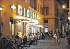  ?? FOTOS: DPA ?? Um Mitternach­t ein Eis: Die Kult- Gelateria „ Giolitti“lockt im Zentrum auch am späten Abend Gäste an. Zum Trevi- Brunnen ( re.) kommt man in der Hochsaison am besten ganz früh morgens.