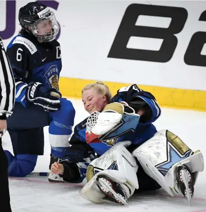  ?? FOTO: ANTTI AIMO-KOIVISTO/LEHTIKUVA ?? ■
Jenni Hiirikoski och Noora Räty får vänta på att träna tillsamman­s i landslaget.