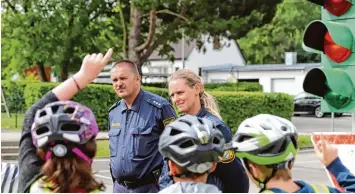  ?? Fotos: P. Wehrmann ?? Die beiden Polizisten Herbert Bissinger und Marlene Schmid bilden 750 bis 800 junge Radler pro Jahr im nördlichen Landkreis Günzburg für den Straßenver­kehr aus. Im südlichen Landkreis üben die Schüler zentral in Krumbach.