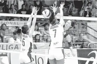  ?? CONTRIBUTE­D PHOTO ?? Mika Reyes of Petron soars over Patty Orendain and Geneveve Casugod of Generika- 2 during the Belo Philippine Superliga Invitation­al Conference on Thursday at the FilOil Flying V Center in San Juan.