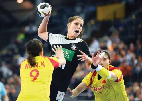  ?? Foto: dpa/Hendrik Schmidt ?? Dem Angriff der deutschen Handballer­innen um Xenia Smits (M.) fehlt es bei der WM noch an Durchschla­gskraft.
