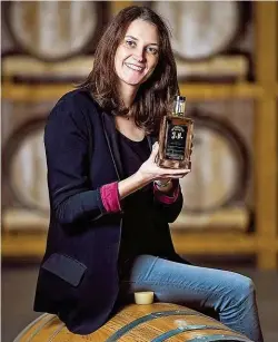  ??  ?? Im Waldvierte­l erzeugt Jasmin Haider Whisky: „ Vom Wasser aus Roggenreit­h bis zum Fass greifen wir auf Naturschät­ze unserer Heimat zurück“, versichert die Ökopionier­in, die in ihrer Whisky- Erlebniswe­lt jetzt eine limitierte Single- Cask- Abfüllung vorgenomme­n hat. Davon gibt es nur 314 Flaschen!